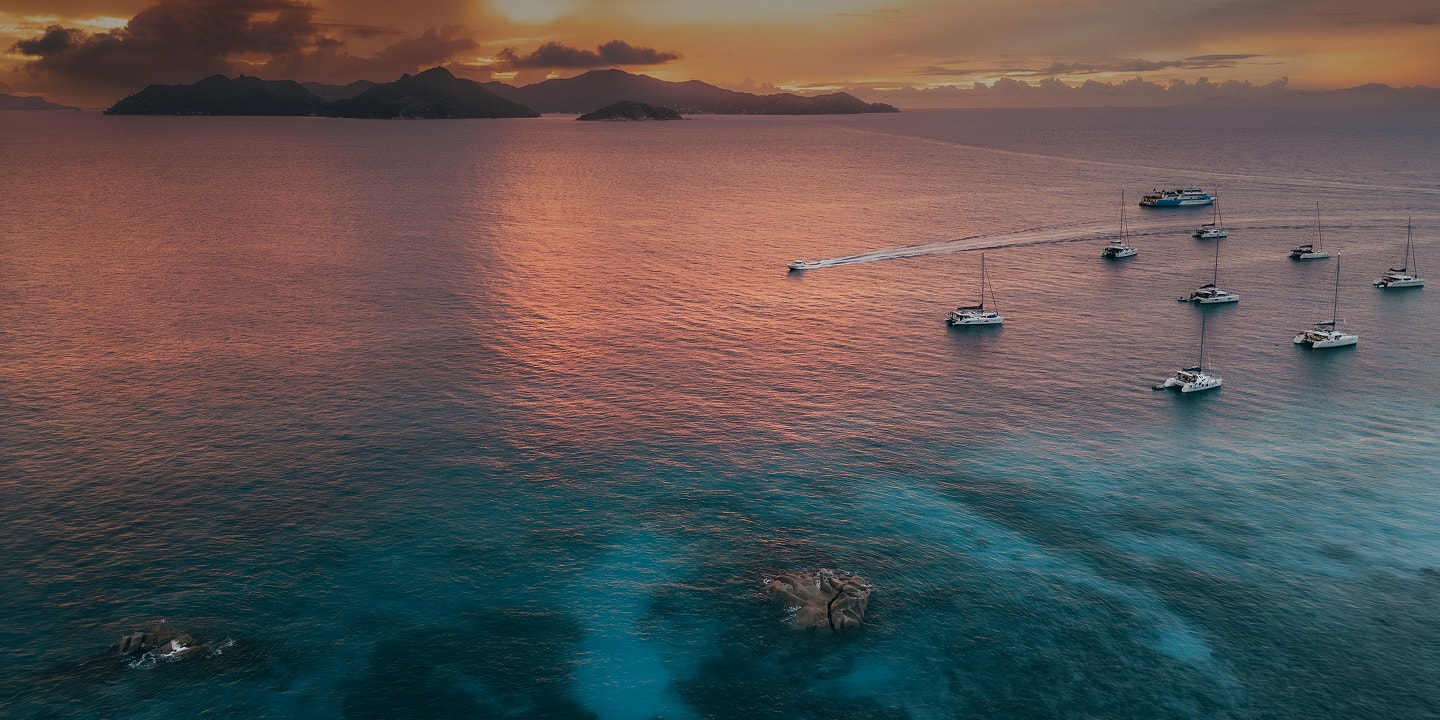 Катамаран в море